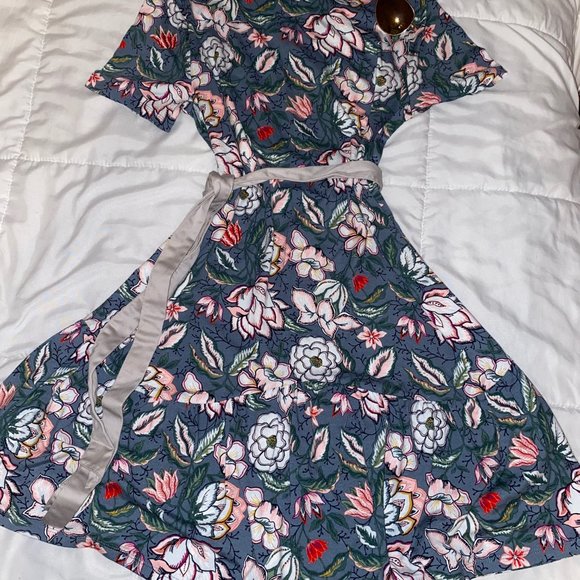 LOFT Blue Floral Dress Short Sleeve Knee Length - Picture 2 of 5